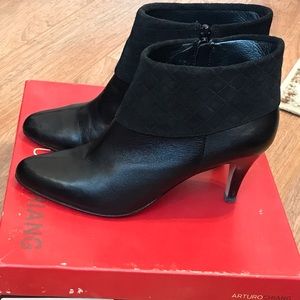 Arturo Chiang black bootie, size 7.5M (Excellent condition)